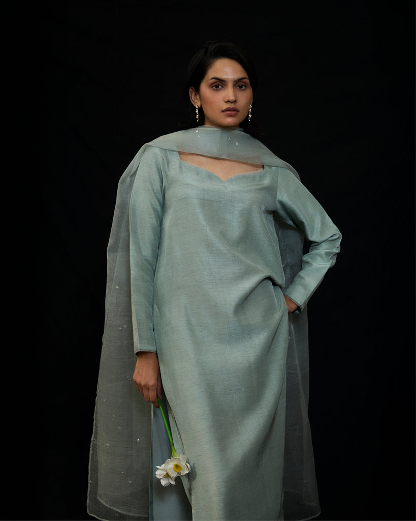 sweetheart neckline with organza trim